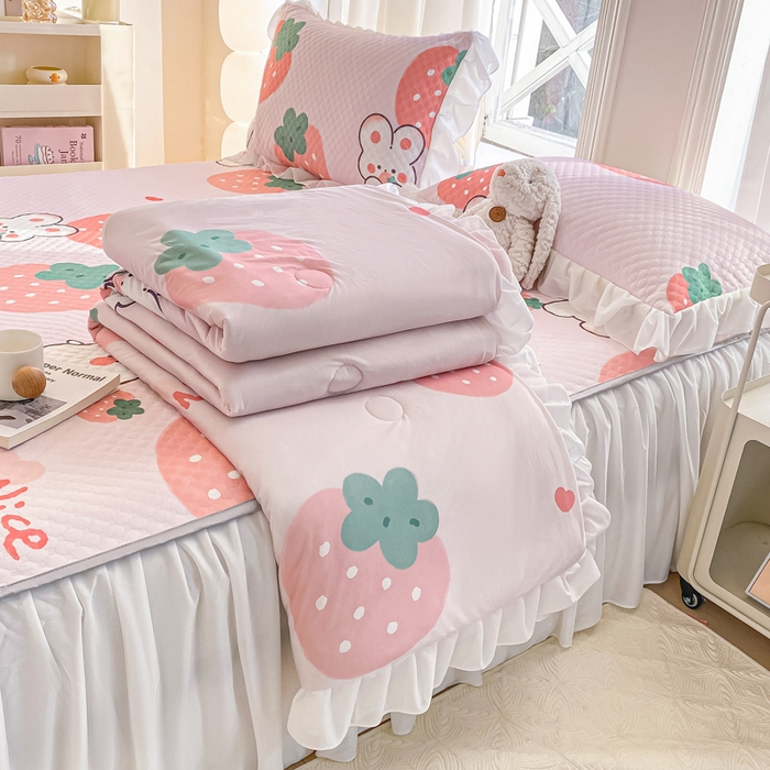 91家纺网 家纺一手货源 找家纺 康纳利2025新款A类冰豆豆床裙款凉席夏被四件套凉感丝空调被送买家秀 草莓兔