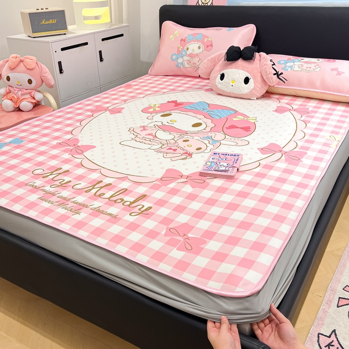 91家纺网 家纺一手货源 找家纺 暮思家居 2025新款正版授权A类大版数码印花三丽鸥可机洗1200D冰丝凉席可组合针织棉夏被四件套床笠款 床笠款-相框美乐蒂