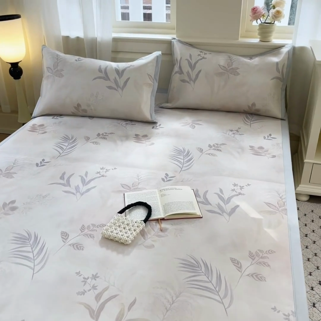 91家纺网 家纺一手货源 找家纺 绒艺席业 2025新款600D冰丝印花数码印花冰藤席赫本风系列 花影晚风