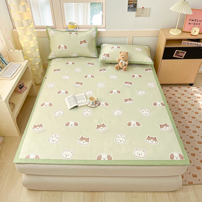 91家纺网 家纺一手货源 找家纺 绒艺席业 2025新款600D冰丝印花数码印花冰藤席卡通小清新系列 可爱三小只