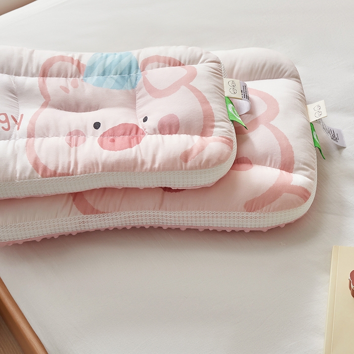 91家纺网 家纺一手货源 找家纺 2025新款A类大版卡通手绘AB版儿童豆豆枕枕芯系列 粉粉猪40*60cm/只