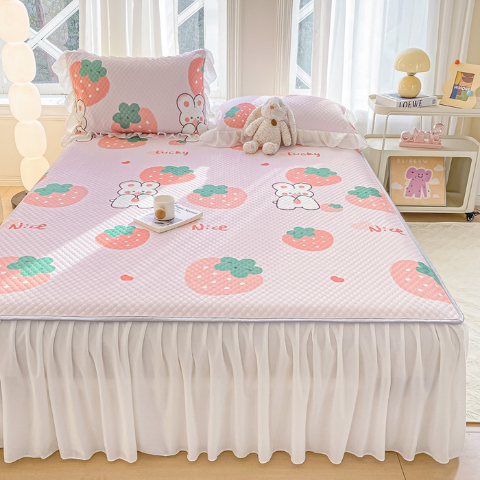 91家纺网 家纺一手货源 找家纺 康纳利2025新款A类冰豆豆床裙款凉席夏被四件套凉感丝空调被送买家秀 草莓兔