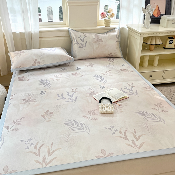 91家纺网 家纺一手货源 找家纺 绒艺席业 2025新款600D冰丝印花数码印花冰藤席赫本风系列 花影晚风