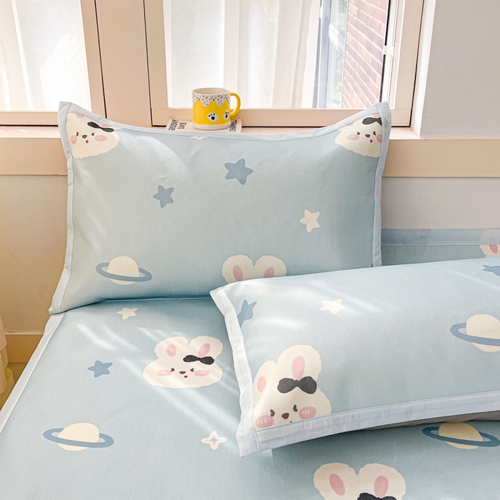 91家纺网 家纺一手货源 找家纺 绒艺席业 2025新款600D冰丝印花数码印花冰藤席卡通小清新系列 星空兔-兰