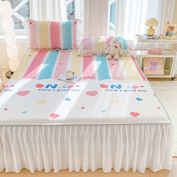 91家纺网 家纺一手货源 找家纺 康纳利2025新款A类冰豆豆床裙款凉席夏被四件套凉感丝空调被送买家秀 彩虹草莓