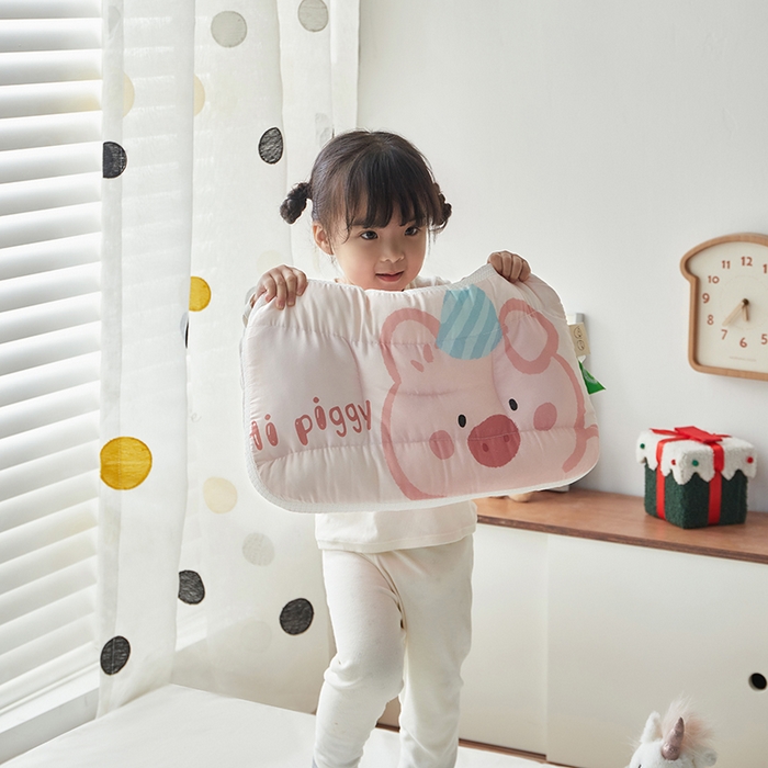 91家纺网 家纺一手货源 找家纺 2025新款A类大版卡通手绘AB版儿童豆豆枕枕芯系列 粉粉猪40*60cm/只