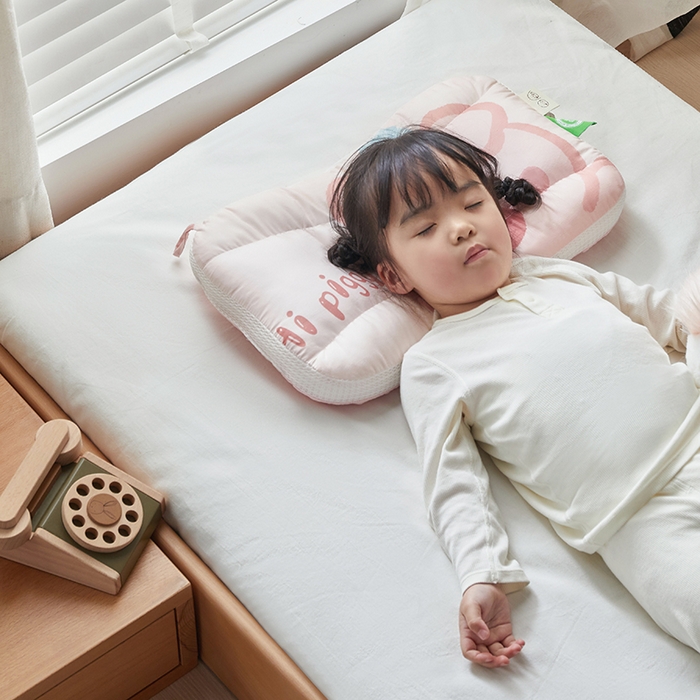 91家纺网 家纺一手货源 找家纺 2025新款A类大版卡通手绘AB版儿童豆豆枕枕芯系列 粉粉猪40*60cm/只