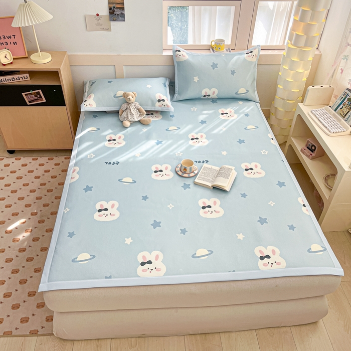 91家纺网 家纺一手货源 找家纺 绒艺席业 2025新款600D冰丝印花数码印花冰藤席卡通小清新系列 星空兔-兰