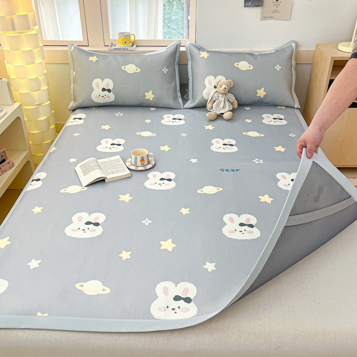 91家纺网 家纺一手货源 找家纺 绒艺席业 2025新款600D冰丝印花数码印花冰藤席卡通小清新系列 星空兔-灰