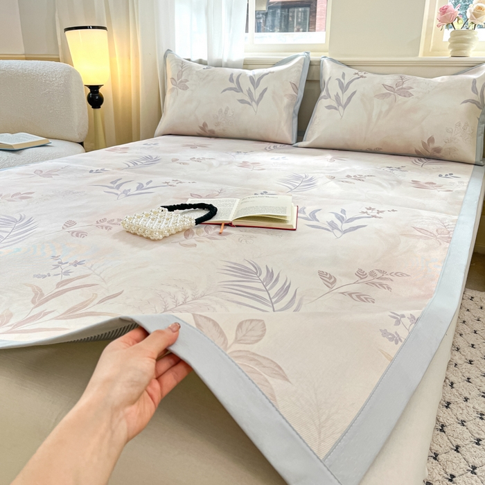 91家纺网 家纺一手货源 找家纺 绒艺席业 2025新款600D冰丝印花数码印花冰藤席赫本风系列 花影晚风