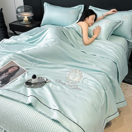 91家纺网 家纺一手货源 找家纺 富米莱（原臻工厂） 2025新款水洗真丝冰丝刺绣夏被床盖四件套夏凉被 天鹅之恋-繁星兰