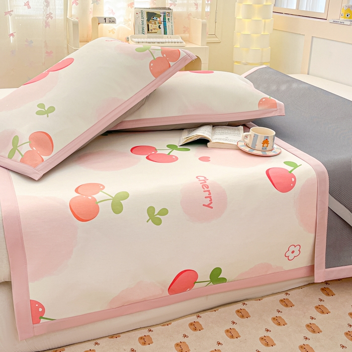 91家纺网 家纺一手货源 找家纺 绒艺席业 2025新款600D冰丝印花数码印花冰藤席卡通小清新系列 两颗樱桃