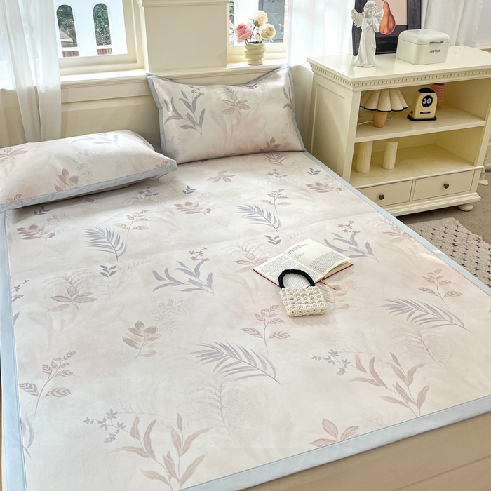 91家纺网 家纺一手货源 找家纺 绒艺席业 2025新款600D冰丝印花数码印花冰藤席赫本风系列 花影晚风