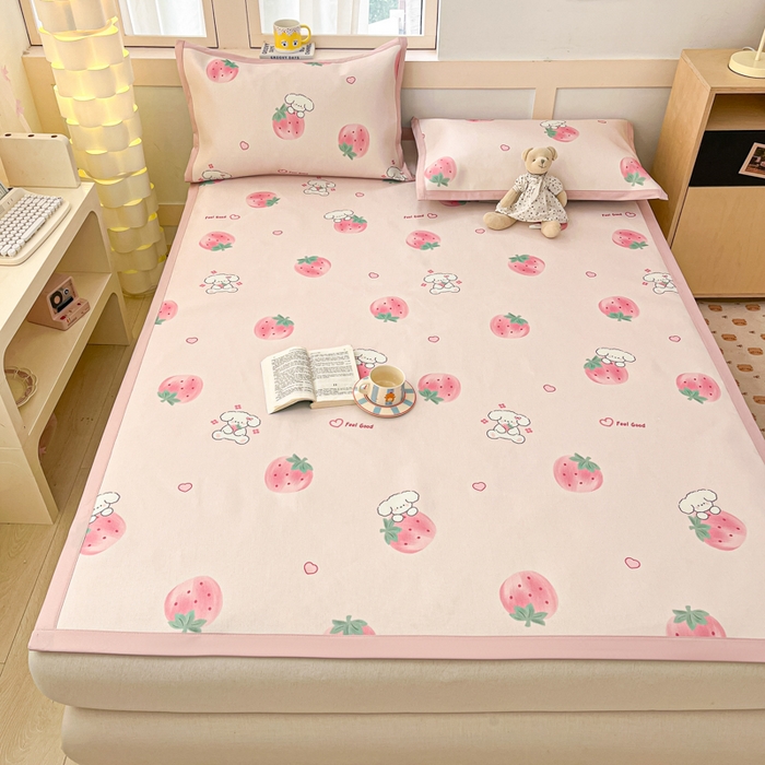 91家纺网 家纺一手货源 找家纺 绒艺席业 2025新款600D冰丝印花数码印花冰藤席卡通小清新系列 小草莓