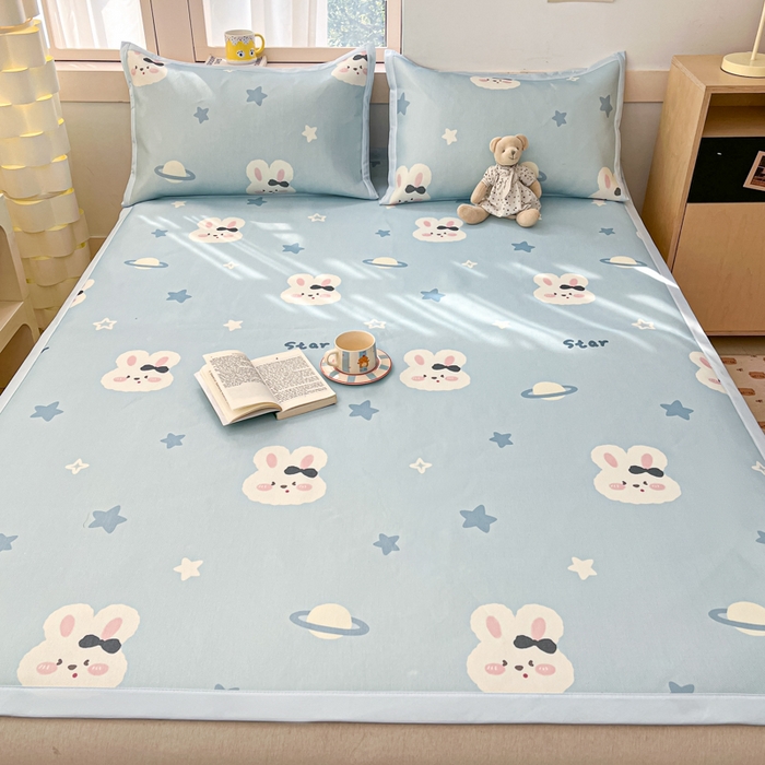 91家纺网 家纺一手货源 找家纺 绒艺席业 2025新款600D冰丝印花数码印花冰藤席卡通小清新系列 星空兔-兰