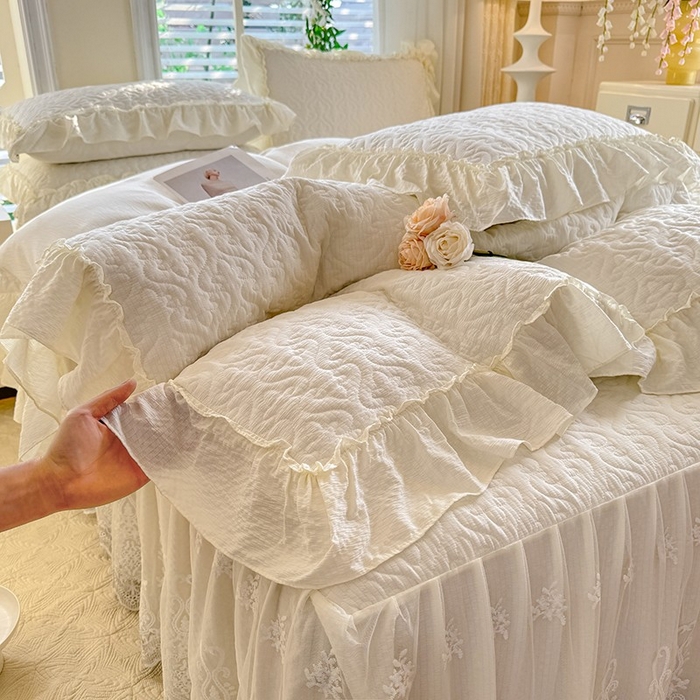 91家纺网 家纺一手货源 找家纺 花香四季家纺 2025新款夹棉绗缝床裙单件三件套法式四件套套件蕾丝公主风 米色