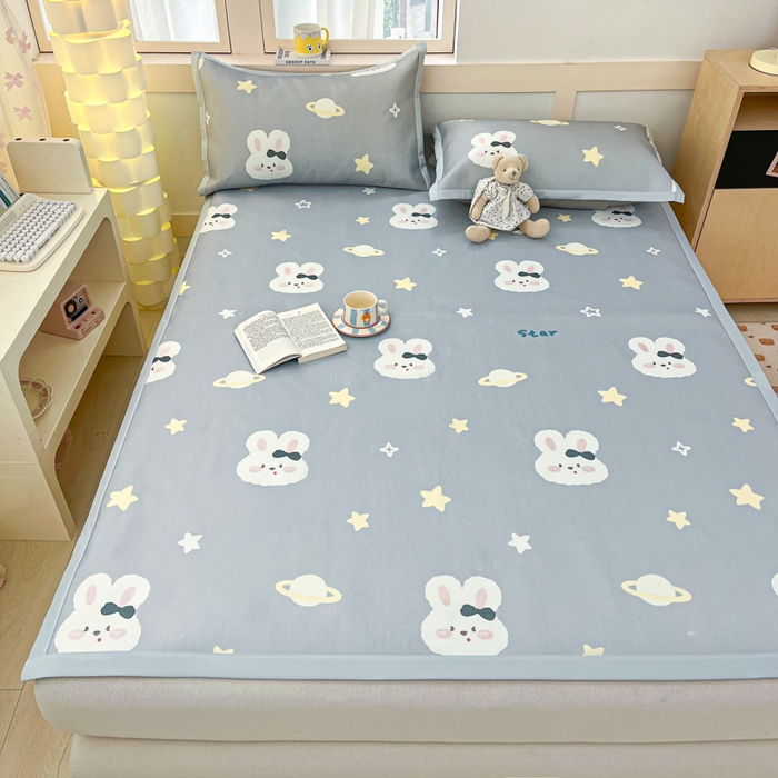 91家纺网 家纺一手货源 找家纺 绒艺席业 2025新款600D冰丝印花数码印花冰藤席卡通小清新系列 星空兔-灰