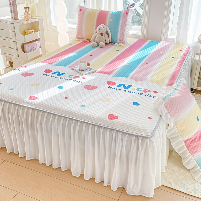 91家纺网 家纺一手货源 找家纺 康纳利2025新款A类冰豆豆床裙款凉席夏被四件套凉感丝空调被送买家秀 彩虹草莓