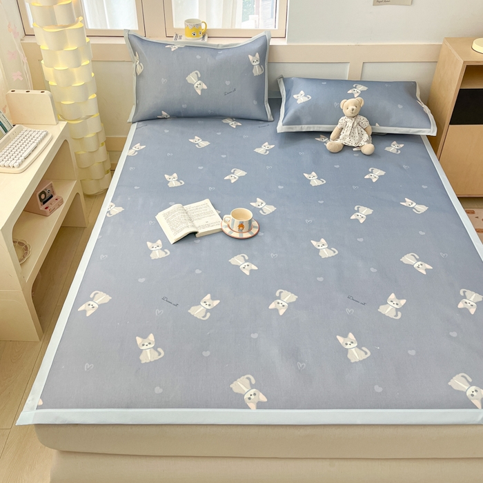 91家纺网 家纺一手货源 找家纺 绒艺席业 2025新款600D冰丝印花数码印花冰藤席卡通小清新系列 乖乖猫