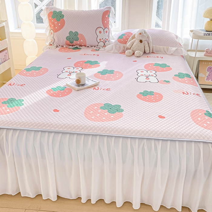 91家纺网 家纺一手货源 找家纺 康纳利2025新款A类冰豆豆床裙款凉席夏被四件套凉感丝空调被送买家秀 草莓兔