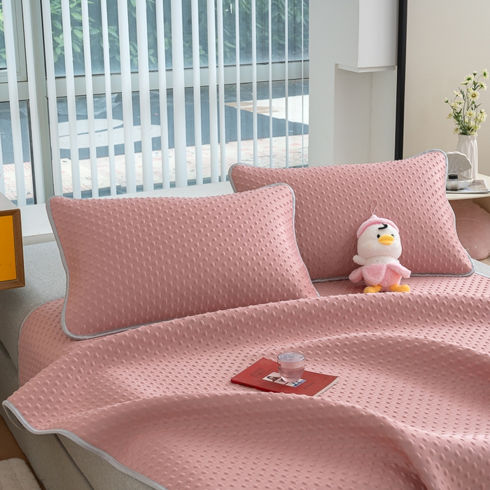 91家纺网 家纺一手货源 找家纺 默忆 2025新款3D轻奢风直播网红热款凉感丝冰豆豆三明治复合床单款凉席两件套三件套 时尚粉