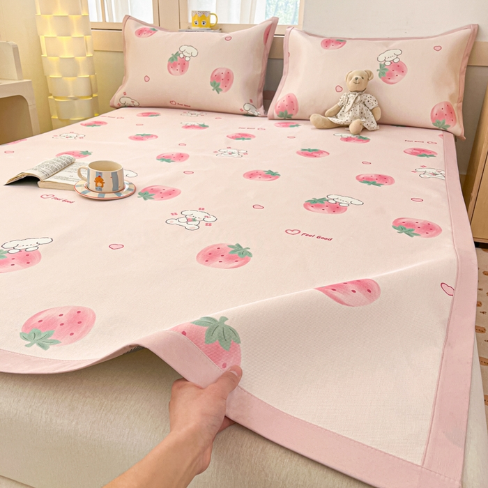 91家纺网 家纺一手货源 找家纺 绒艺席业 2025新款600D冰丝印花数码印花冰藤席卡通小清新系列 小草莓