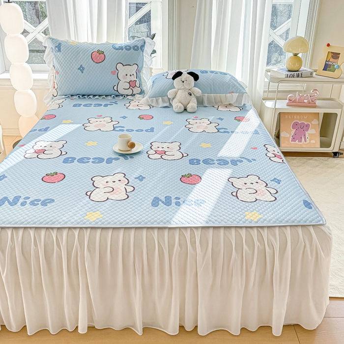 91家纺网 家纺一手货源 找家纺 康纳利2025新款A类冰豆豆床裙款凉席夏被四件套凉感丝空调被送买家秀 草莓小熊