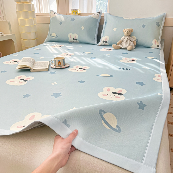 91家纺网 家纺一手货源 找家纺 绒艺席业 2025新款600D冰丝印花数码印花冰藤席卡通小清新系列 星空兔-兰