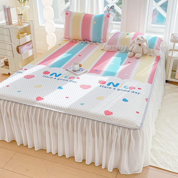 91家纺网 家纺一手货源 找家纺 康纳利2025新款A类冰豆豆床裙款凉席夏被四件套凉感丝空调被送买家秀 彩虹草莓