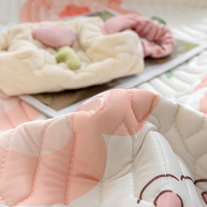 91家纺网 家纺一手货源 找家纺 默忆 2025新款凉感丝印花乳胶凉席 花田雨梦