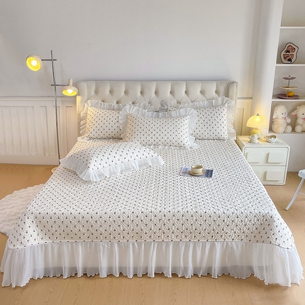 91家纺网 家纺一手货源 找家纺 宜凡家纺2025新款雪纺花边印花夹棉床盖三件套 小小樱桃