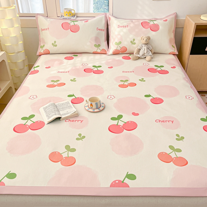 91家纺网 家纺一手货源 找家纺 绒艺席业 2025新款600D冰丝印花数码印花冰藤席卡通小清新系列 两颗樱桃