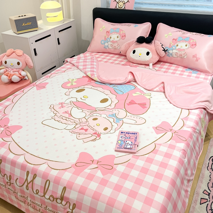 91家纺网 家纺一手货源 找家纺 暮思家居 2025新款正版授权A类大版数码印花三丽鸥可机洗1200D冰丝凉席可组合针织棉夏被四件套床笠款 床笠款-相框美乐蒂