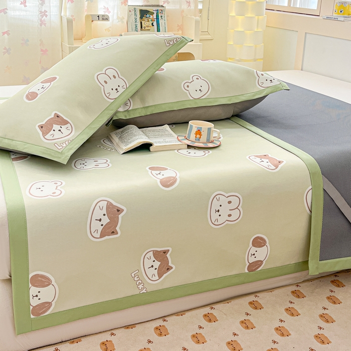 91家纺网 家纺一手货源 找家纺 绒艺席业 2025新款600D冰丝印花数码印花冰藤席卡通小清新系列 可爱三小只