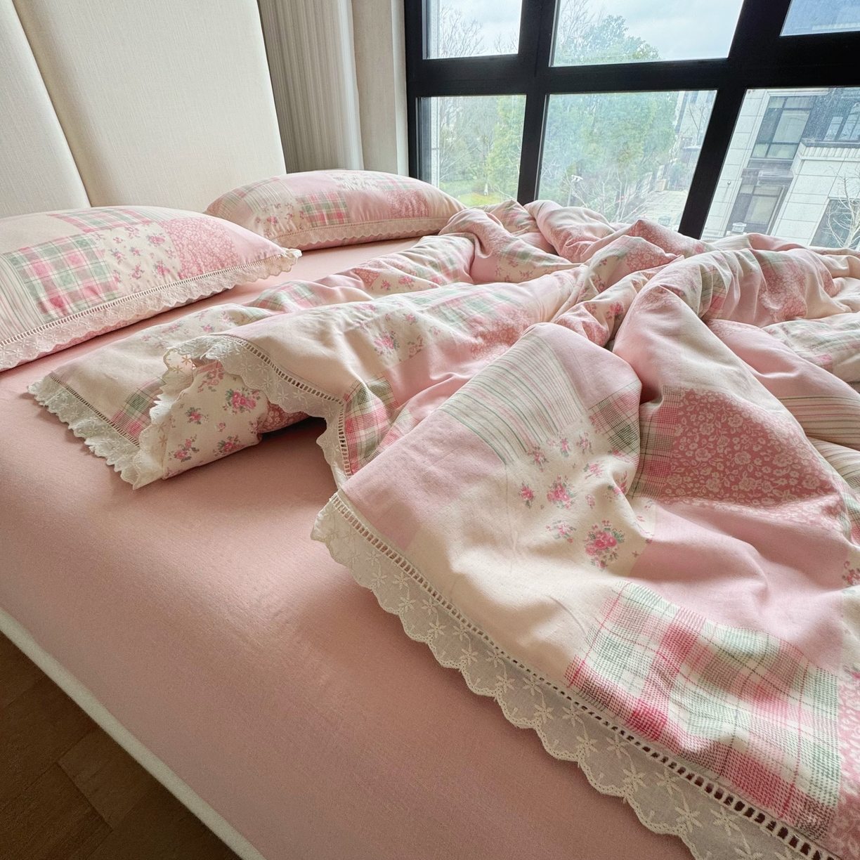 91家纺网 家纺一手货源 找家纺 8+8 （花型持续更新中）2025新款全棉双层纱镂空花边/皱皱花边四件套 田野少女