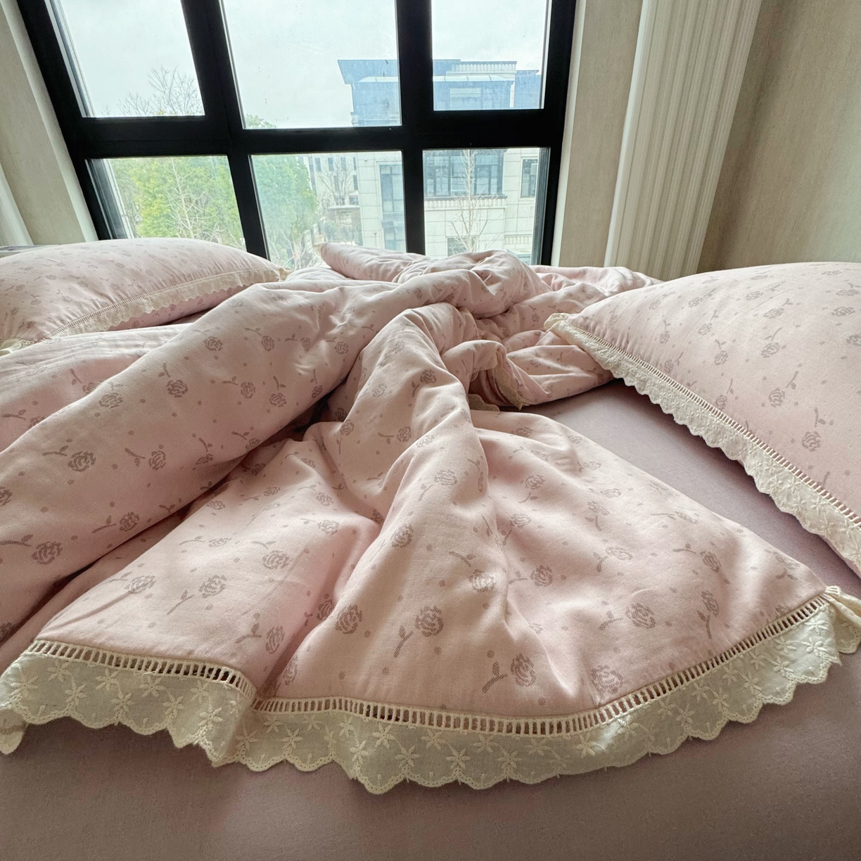 91家纺网 家纺一手货源 找家纺 8+8 （花型持续更新中）2025新款全棉双层纱镂空花边/皱皱花边四件套 芳华