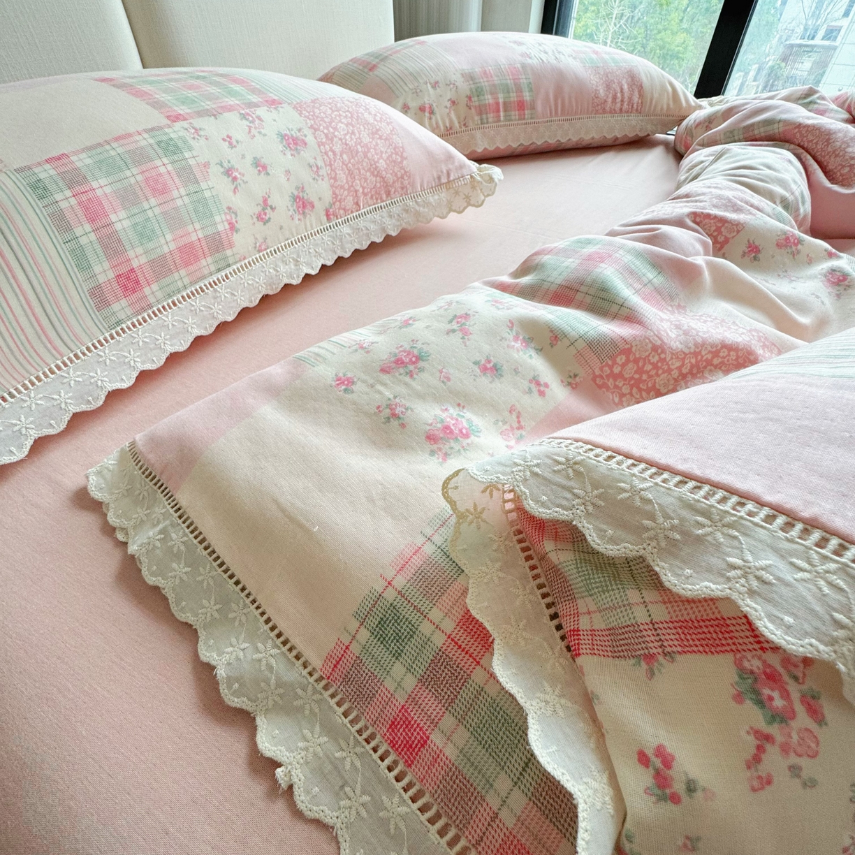 91家纺网 家纺一手货源 找家纺 8+8 （花型持续更新中）2025新款全棉双层纱镂空花边/皱皱花边四件套 田野少女