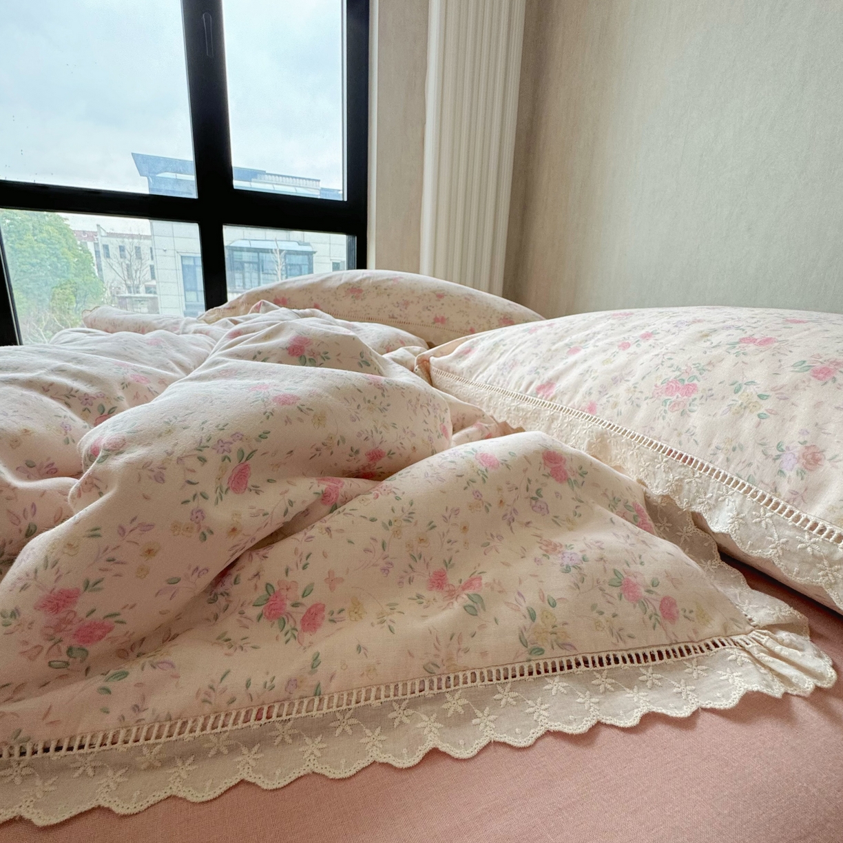 91家纺网 家纺一手货源 找家纺 8+8 （花型持续更新中）2025新款全棉双层纱镂空花边/皱皱花边四件套 蔷薇