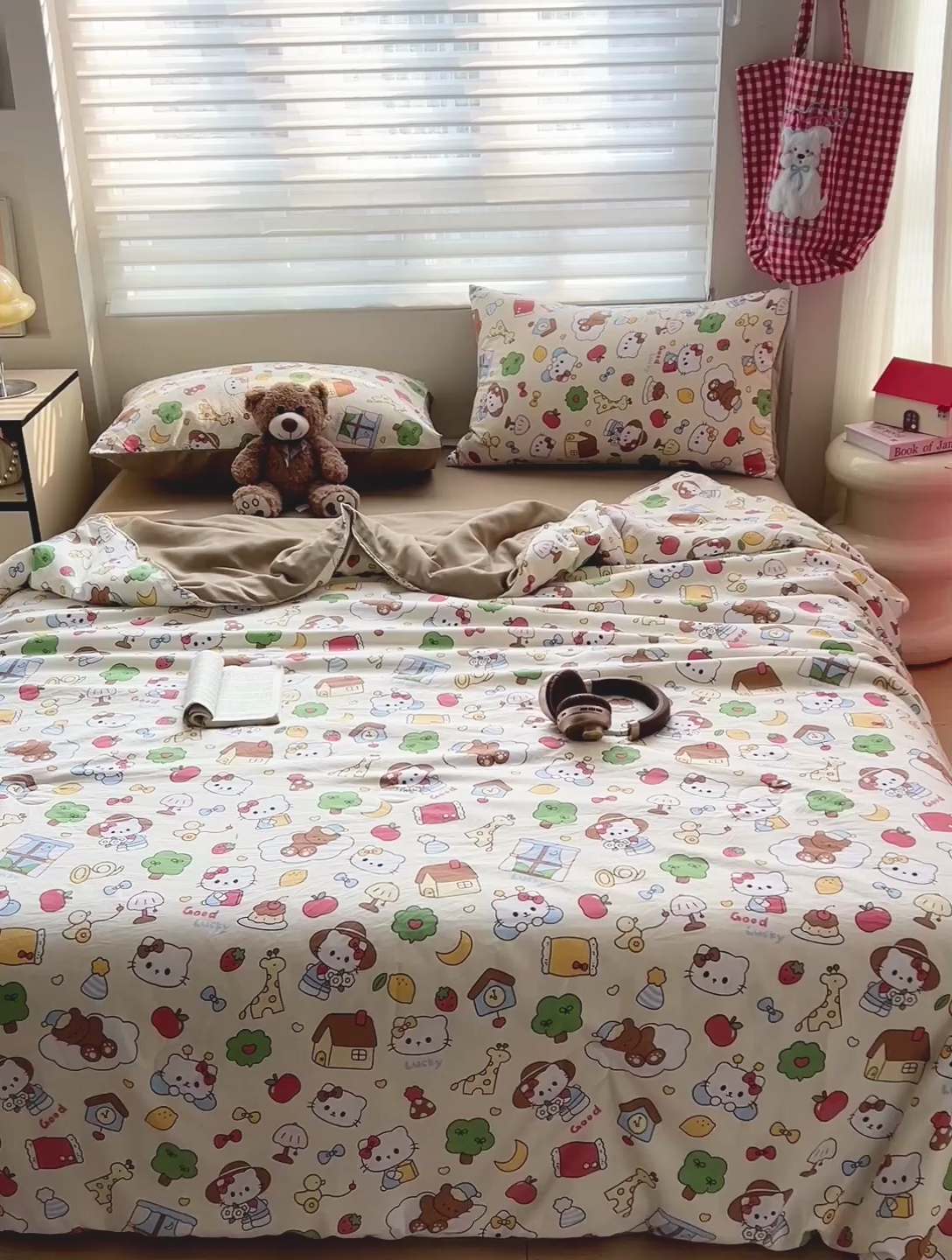 91家纺网 家纺一手货源 找家纺 妖妖家纺2025新款糯糯夏凉被四件套夏凉被空调被 猫咪春游迹