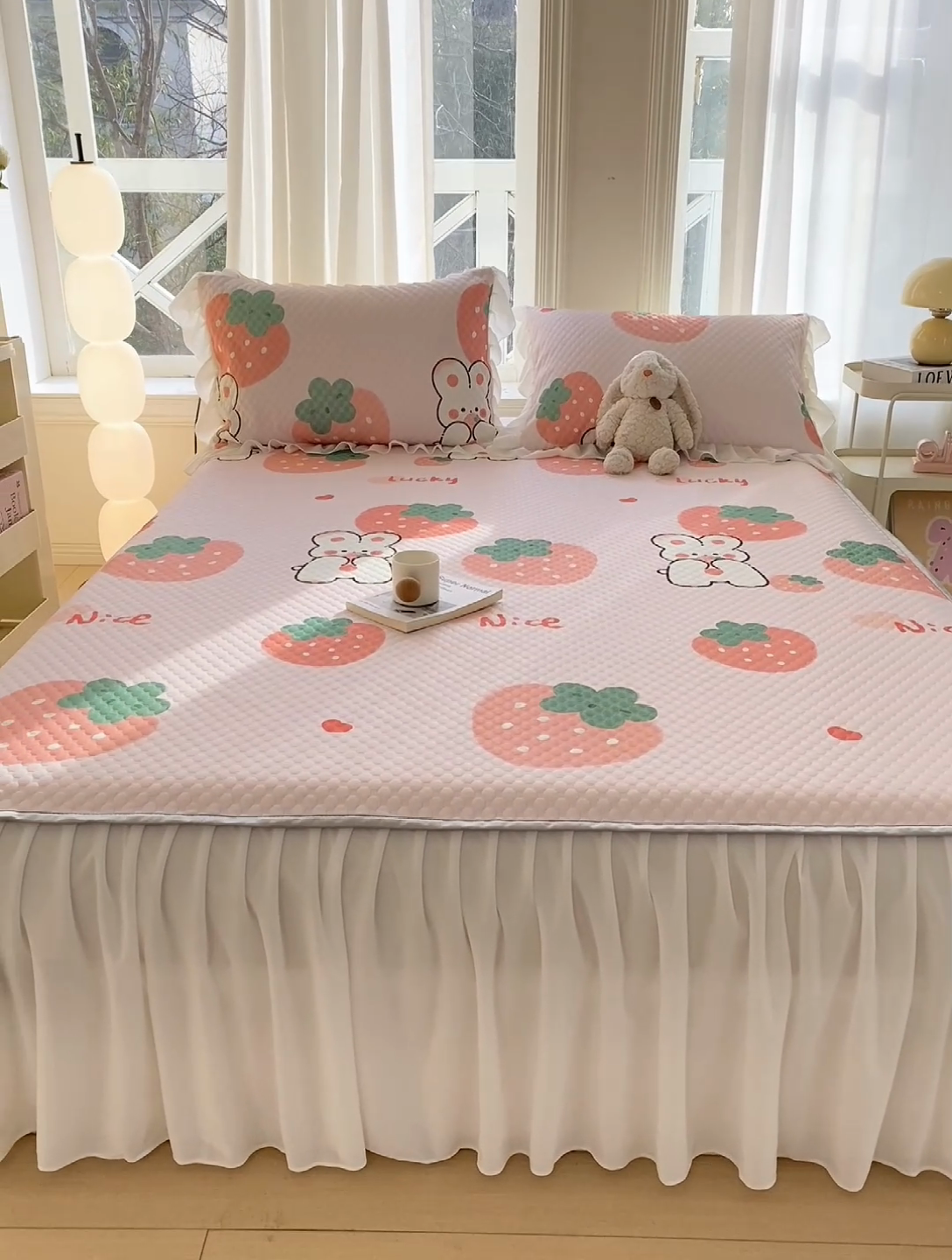 91家纺网 家纺一手货源 找家纺 康纳利2025新款A类冰豆豆床裙款凉席夏被四件套凉感丝空调被送买家秀 草莓兔