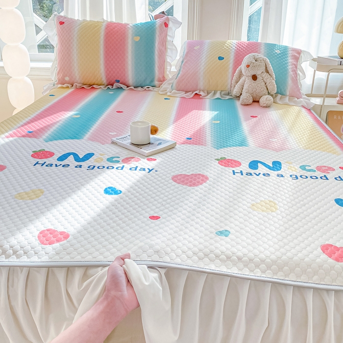 91家纺网 家纺一手货源 找家纺 康纳利2025新款A类冰豆豆床裙款凉席夏被四件套凉感丝空调被送买家秀 彩虹草莓