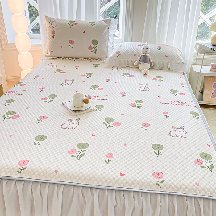 91家纺网 家纺一手货源 找家纺 康纳利2025新款A类冰豆豆床裙款凉席夏被四件套凉感丝空调被送买家秀 花间兔