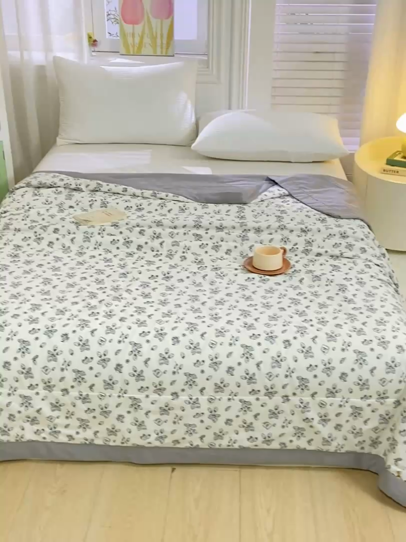 91家纺网 家纺一手货源 找家纺 锦鹭被业 2025新款A类里外全棉印花夏被 草莓园