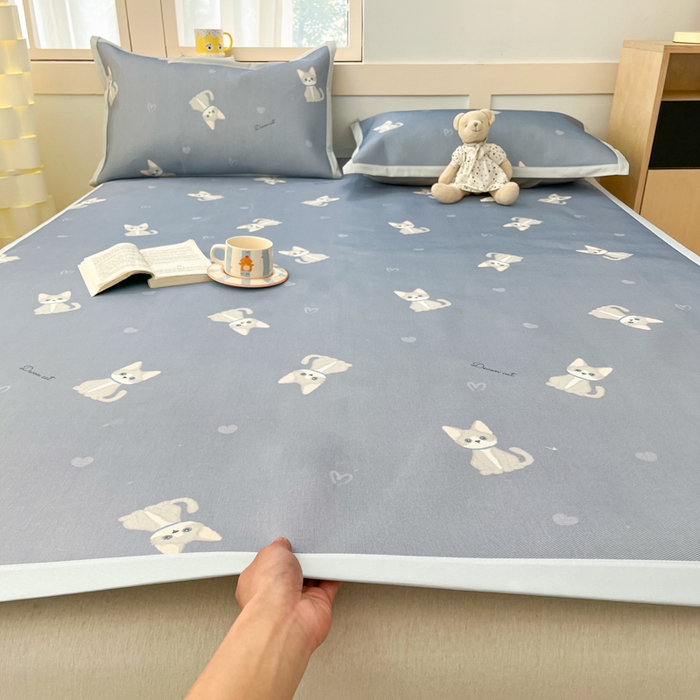 91家纺网 家纺一手货源 找家纺 绒艺席业 2025新款600D冰丝印花数码印花冰藤席卡通小清新系列 乖乖猫