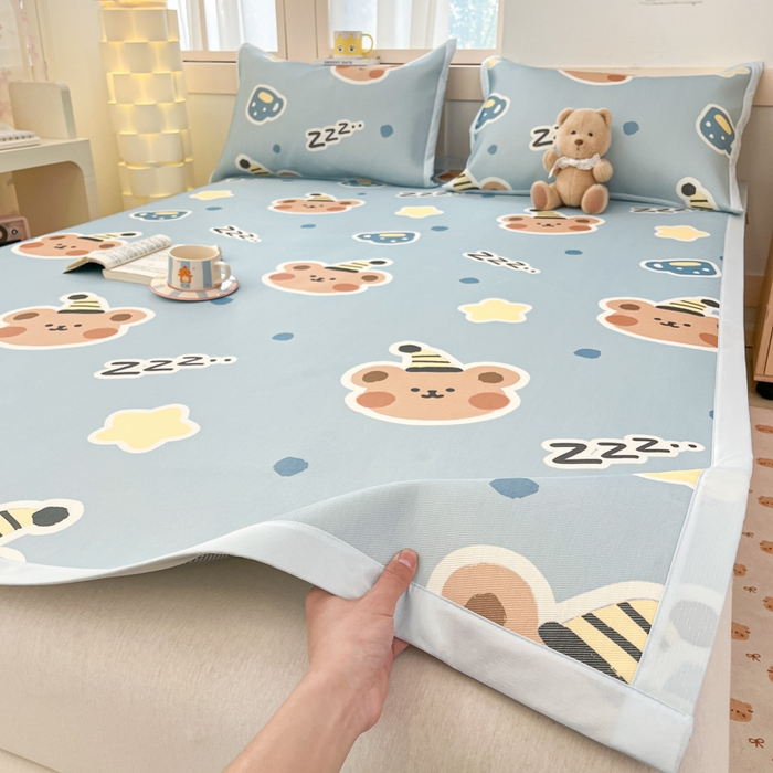 91家纺网 家纺一手货源 找家纺 绒艺席业 2025新款600D冰丝印花数码印花冰藤席卡通小清新系列 晚安小熊