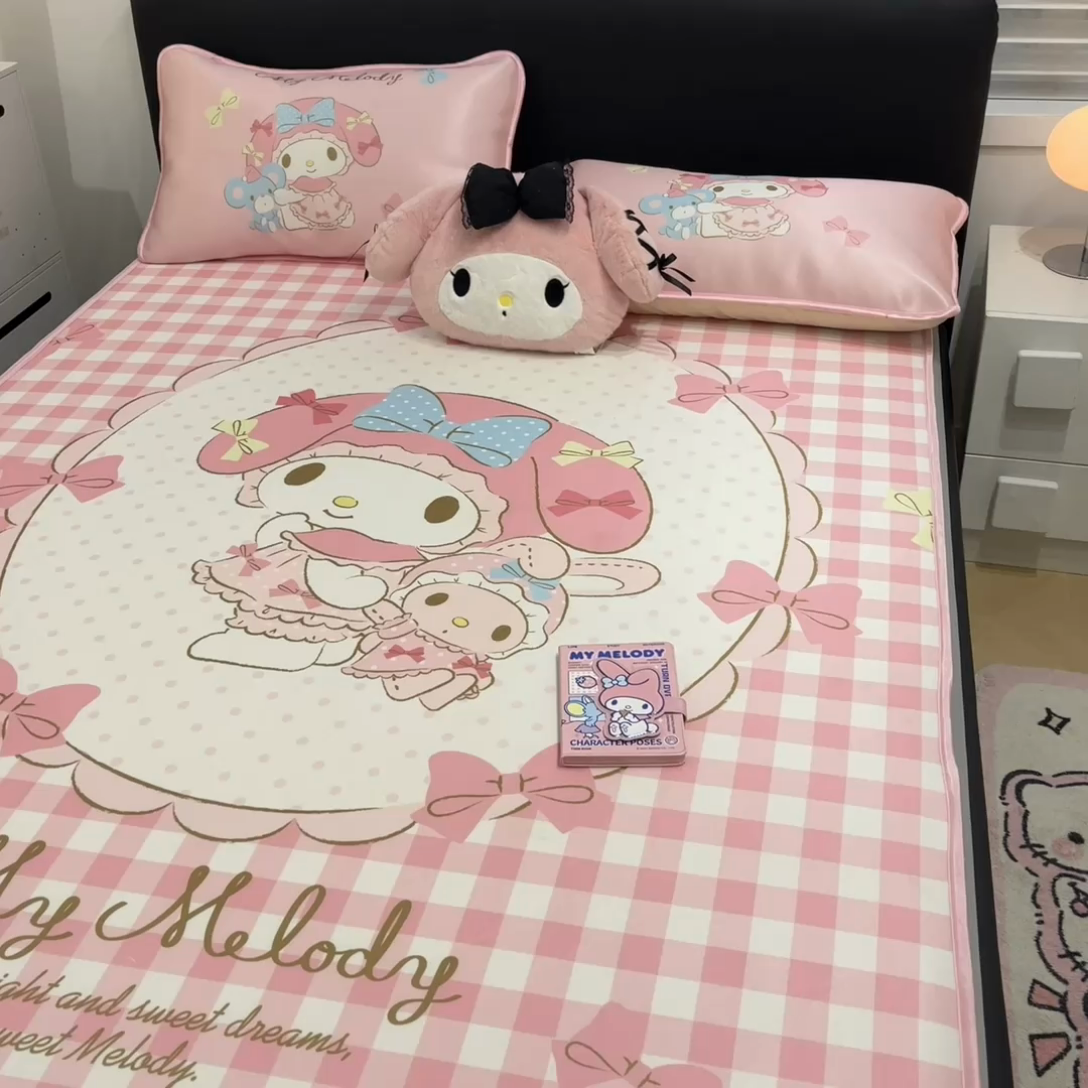 91家纺网 家纺一手货源 找家纺 暮思家居 2025新款正版授权A类大版数码印花三丽鸥可机洗1200D冰丝凉席可组合针织棉夏被四件套床笠款 床笠款-相框美乐蒂