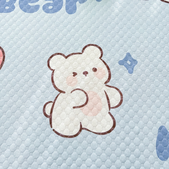 91家纺网 家纺一手货源 找家纺 康纳利2025新款A类冰豆豆床裙款凉席夏被四件套凉感丝空调被送买家秀 草莓小熊