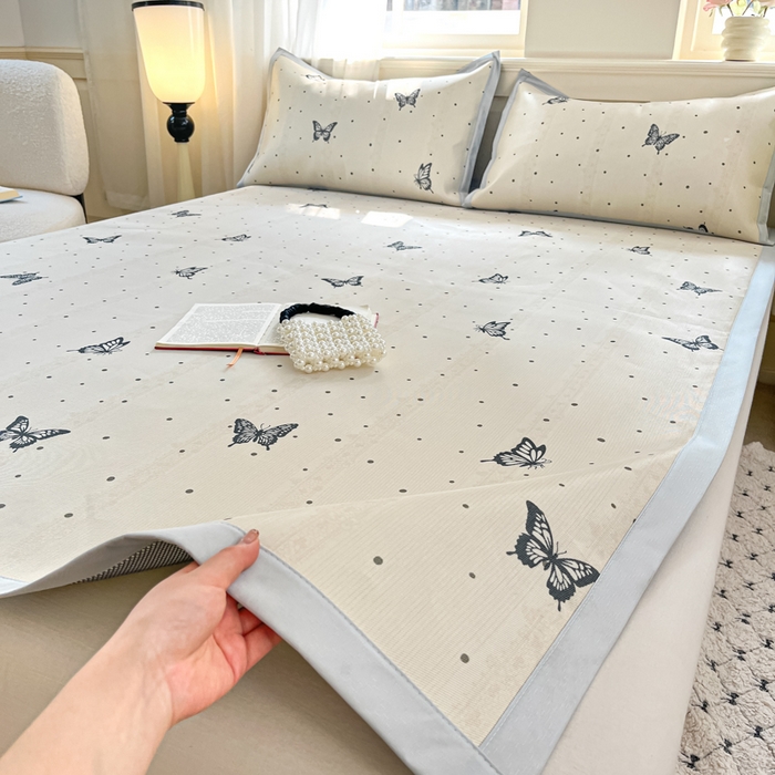 91家纺网 家纺一手货源 找家纺 绒艺席业 2025新款600D冰丝印花数码印花冰藤席赫本风系列 翩翩蝴蝶