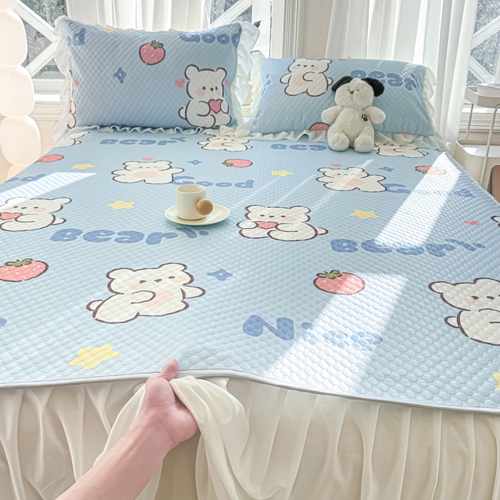 91家纺网 家纺一手货源 找家纺 康纳利2025新款A类冰豆豆床裙款凉席夏被四件套凉感丝空调被送买家秀 草莓小熊