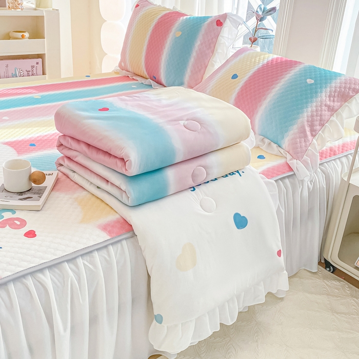 91家纺网 家纺一手货源 找家纺 康纳利2025新款A类冰豆豆床裙款凉席夏被四件套凉感丝空调被送买家秀 彩虹草莓